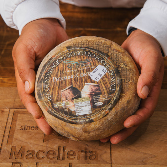 Pecorino Val D'orcia Stagionato Sotto Foglie Di Noce